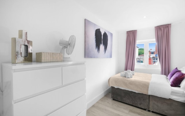 Modern 3 Bedroom, 2 Bathroom Home in Edgware
