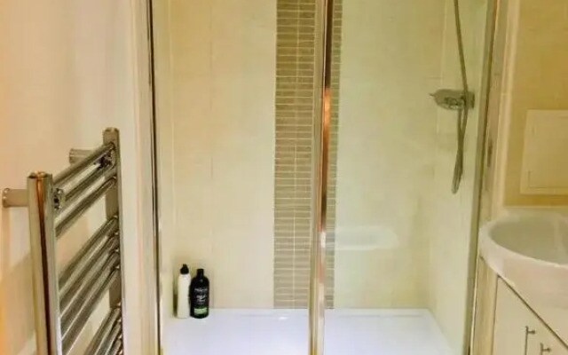 Woking Stylish and Modern 2 bedroom Apartment