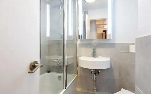 Modern & Spacious 2-bedroom House in Fulham