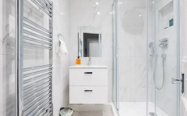 Large and Luxurious 2B 2B flat nr Paddington