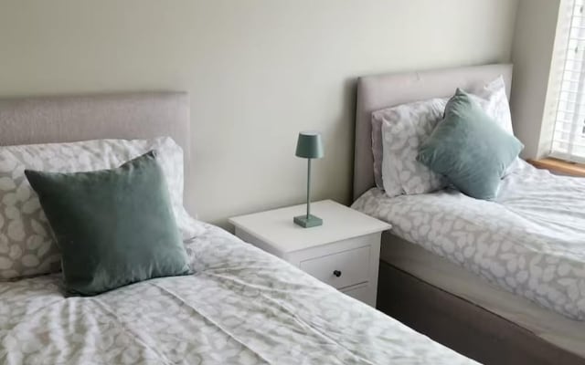 Parking - Garden - Wifi - Sleeps 4