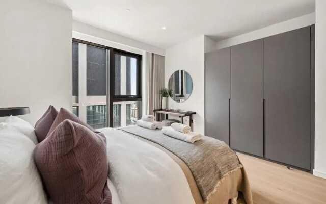 Stunning two Bedroom Docklands Apartment With Balcony