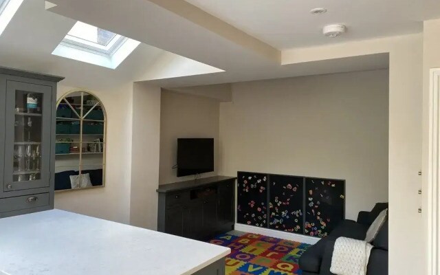 House - Sleeps 8 - Garden - Children's Play Area