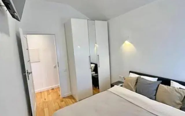 White 1 BD Old Town Apartment by Hostlovers