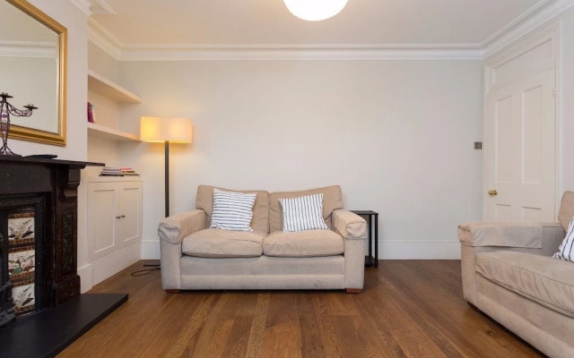 2 Bedroom Flat by Battersea Park