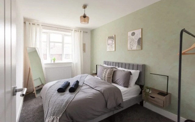Perfect Booking 4 Bed Home in Stockport