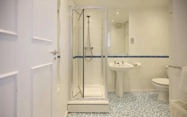 Chiswick Townhouse with Garden & Parking