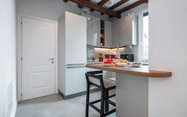 Venetian Alcove