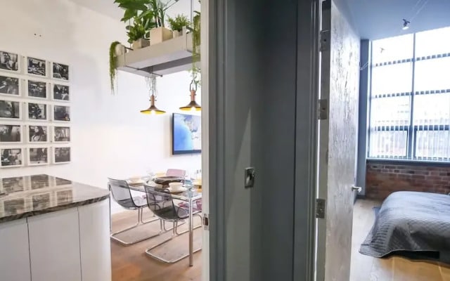 1-bed Loft Apartment - Free Parking, Central