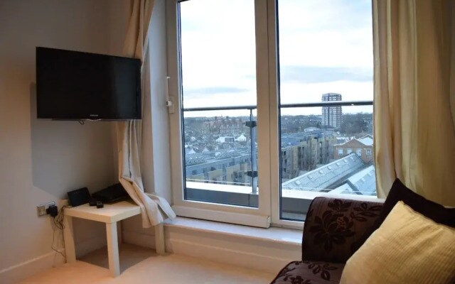 Modern 2 Bedroom Apartment Near Chelsea Harbour With Balcony