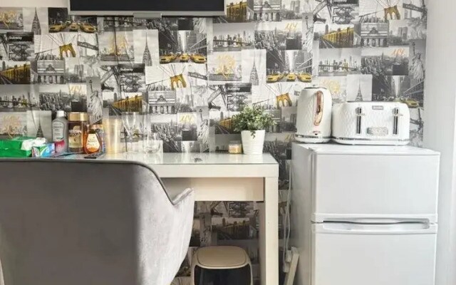 Erith Cosy Retreat Home