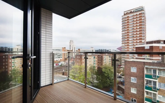 Contemporary Victoria Home by the River Thames