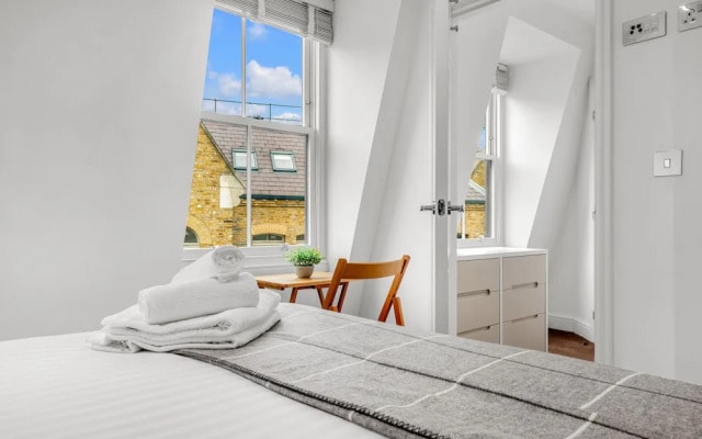 2 Bedroom Service Apt in Artillery Lane