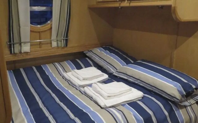 Houseboat Hotels