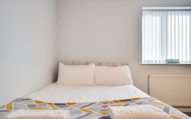 Cosy 2 Bedroom Apartment with Parking