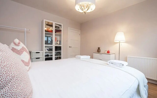 Charming Chiswick Flat by Underthedoormat, London