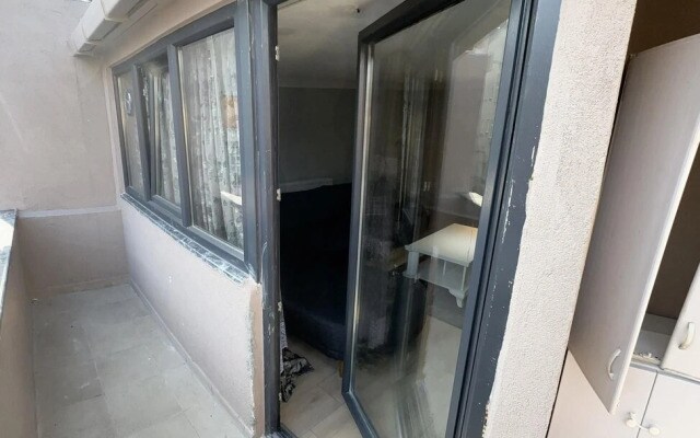 Modern Apartment with Balcony in Esenler