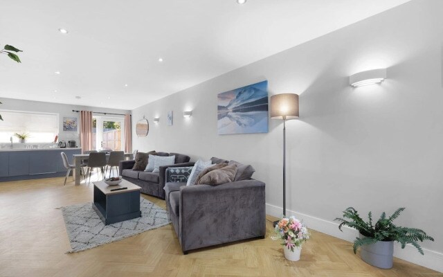 4BDR 3BA Family Home Garden in Isleworth