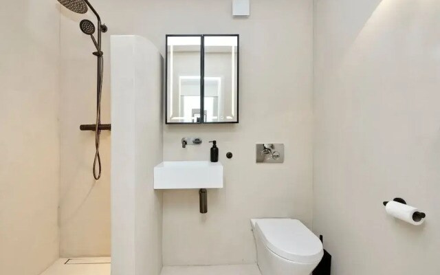 Luxury Designer Flat in Putney by Underthedoormat