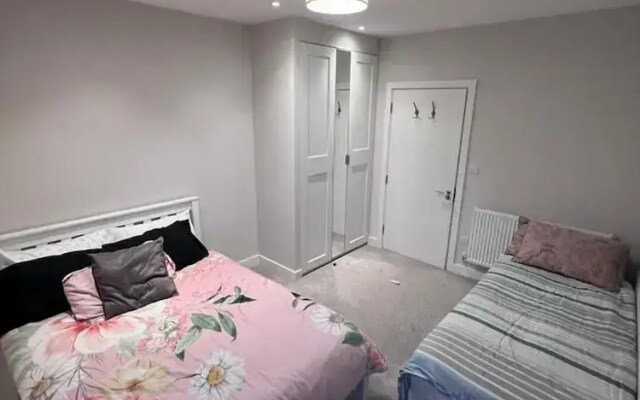 3br-3bath-central London-parking-petsok-fireplace