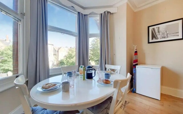 Apartment w Workspace in Ealing
