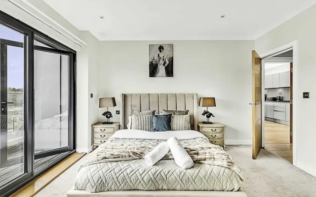 Beautiful Abode In Brentford