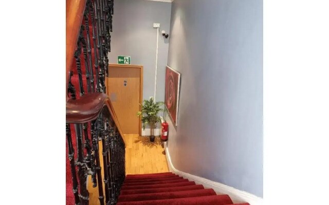 F101-First Floor Flat Fits 3 Near Hyde Park