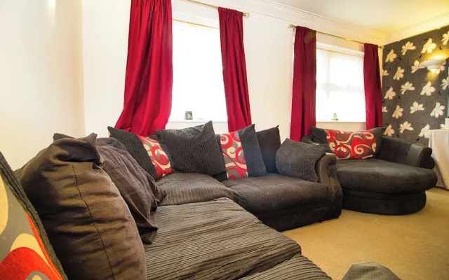 3 Bed Town House - Sleeps 5 - Ensuite - Off Street Parking - Pets Welcome - Wifi