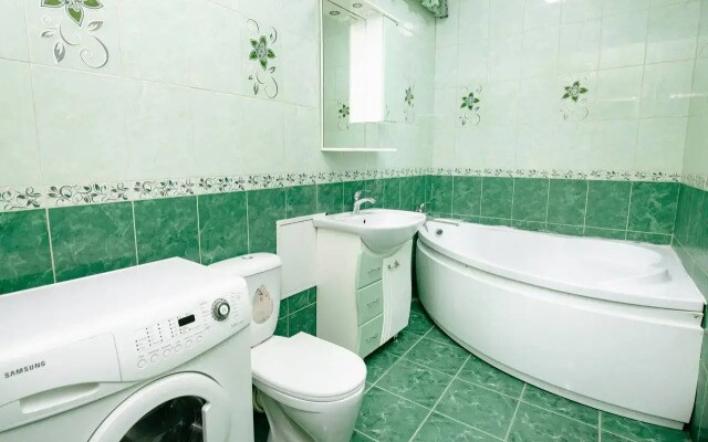 Vesennjaja 6 Trehkomnatnye apartamenty rjadom s Naberezhnoj