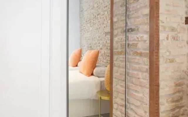 Te1A-El Teatro Brick Wall Suite Prime Location
