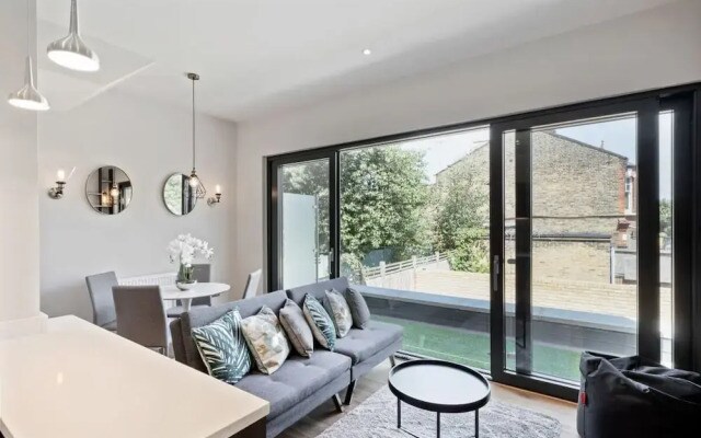 Designer 1-bed Flat W/juliet Balcony nr Wimbledon