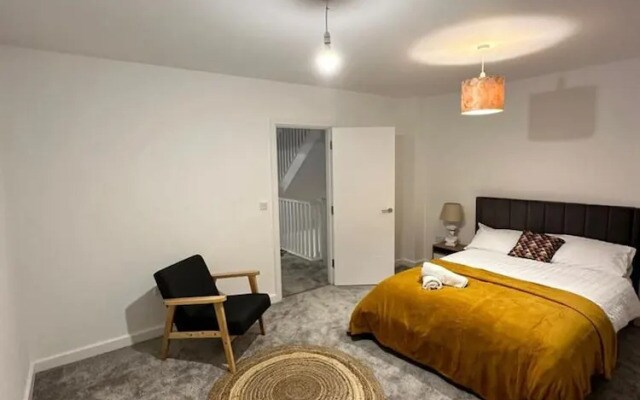 Immaculate 4-bed House Near City Airport
