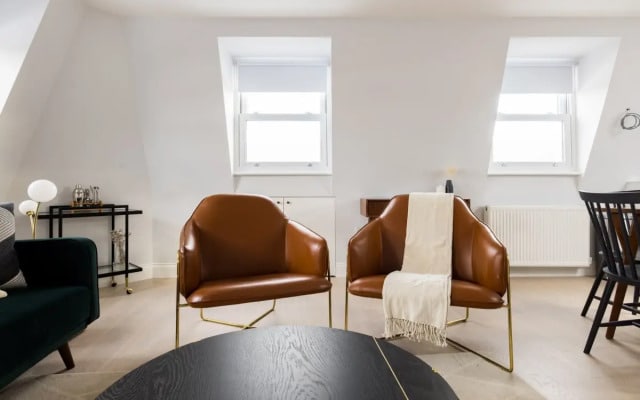 The Margravine Maisonette - Modern & Bright 2BDR Flat