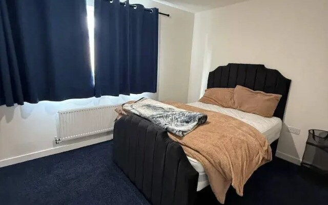 Central 2 Bed Home - Parking, Ev Point, Garden