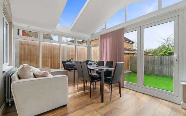 3 Bed - Sleeps 7 - Hot-tub - Free Parking