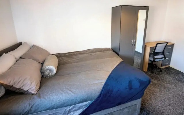 3 Bed Home - Sleeps 8 - Stoke City fc - Parking