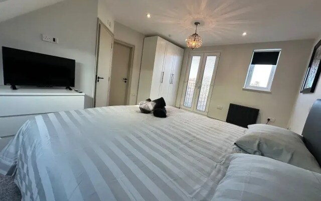 Captivating 6 -bed House in Waltham Abbey
