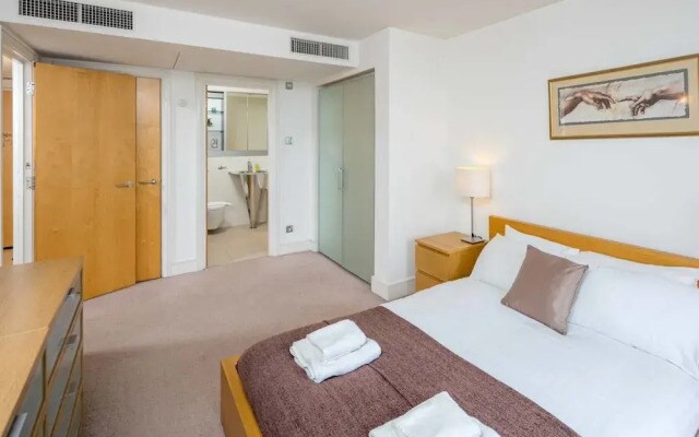 Light Modern Flat With Balcony Over River Thames!