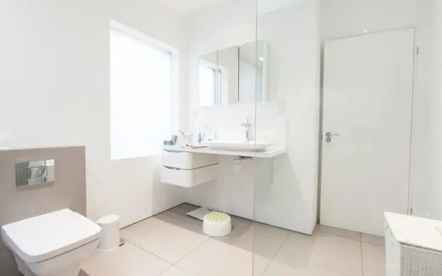 Spacious, Homey 4-br Home For 8 in Peckham