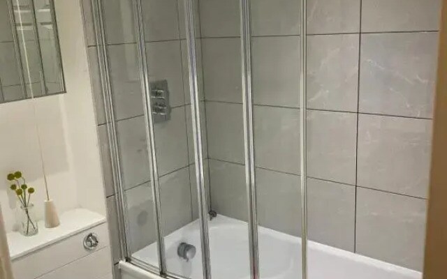 County House City Centre with parking Sleeps 4