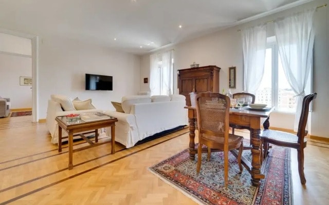 Luxurious 2bed 2bath Apartment Near the Colosseum!