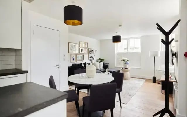 The Ravenscourt Park Escape - Bright 2Bdr Flat