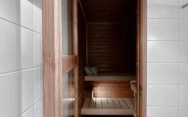 Modern one bedroom Apartment with Sauna near Airport