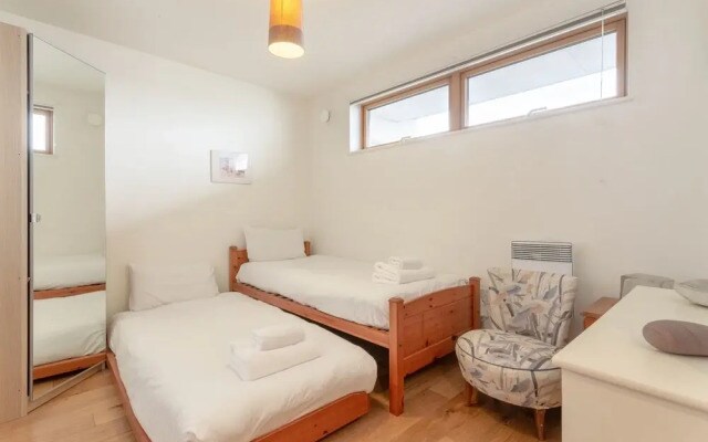 Cosy 2 Bedroom Flat Next To Quiet Park
