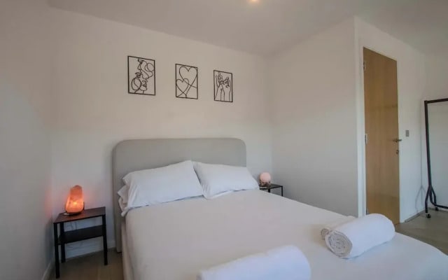 Modern 2-bed House In Swinton - Private Parking