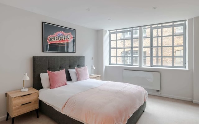 The Eyre Suite Five - Farringdon - by Frankie