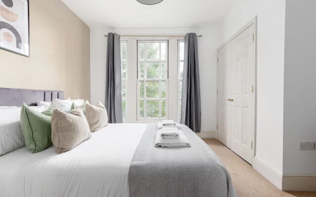 Beautiful Canal-Side Apartment in Islington