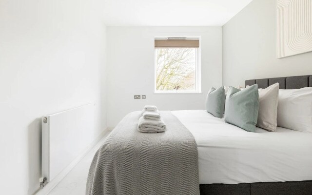 Luminous 2 Bed Balcony Flat in Islington