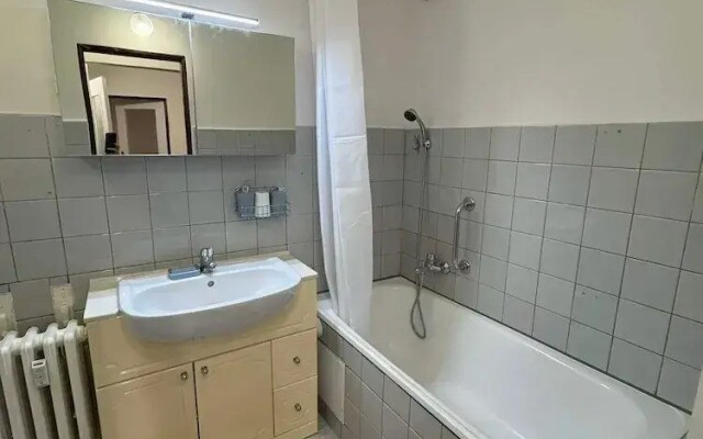 Charming Apart Near Center