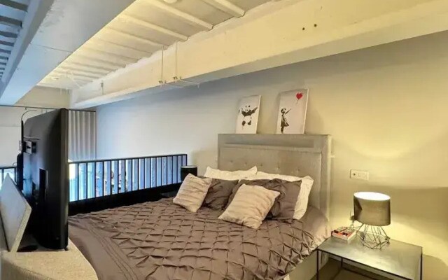 Industrial-chic 1BD Loft by the River Fulham!